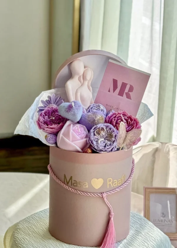 Pastel wax flower box with hugging couple candle – romantic soy wax gift that never wilts