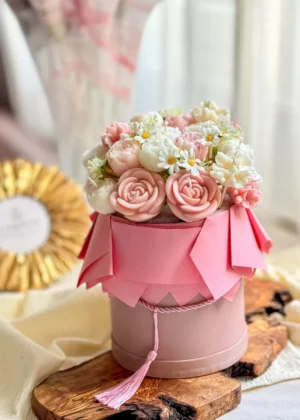 Handmade flower candles in a luxury gift box, look like real flowers, customizable scent and color – vegan soy wax
