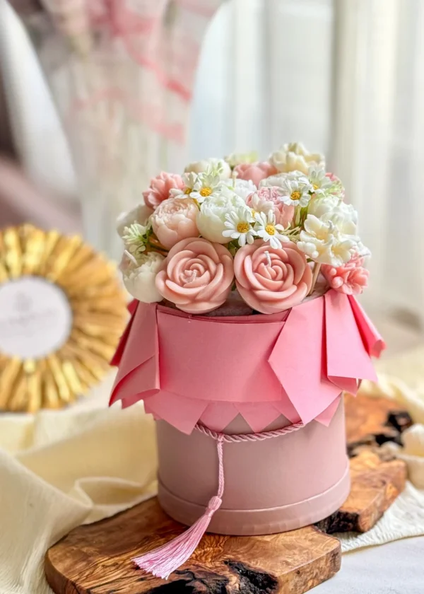 Handmade flower candles in a luxury gift box, look like real flowers, customizable scent and color – vegan soy wax