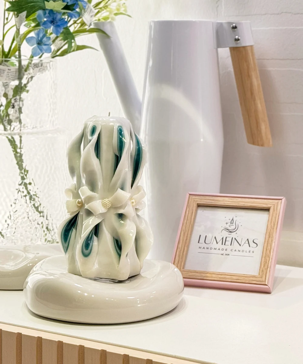 Hand-carved green and white candle from Lumeinas, made in the German countryside with over 30 wax layers, perfect as a personalized gift.
