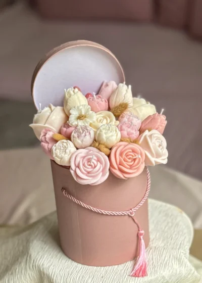 Elegant flower bouquet candle gift box made from natural soy wax, including dried flowers and eco-friendly materials
