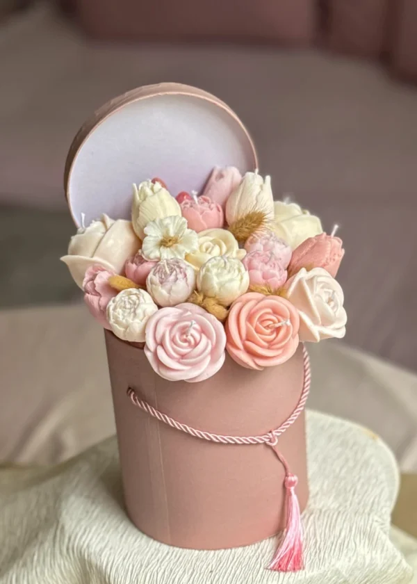 Elegant flower bouquet candle gift box made from natural soy wax, including dried flowers and eco-friendly materials