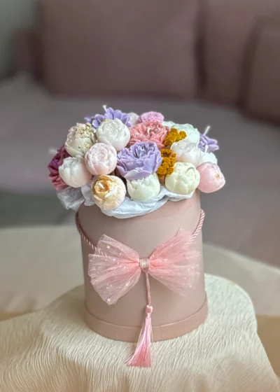 Handcrafted soy flower candles in an elegant gift box with dried flowers, customizable scent and personalized message.