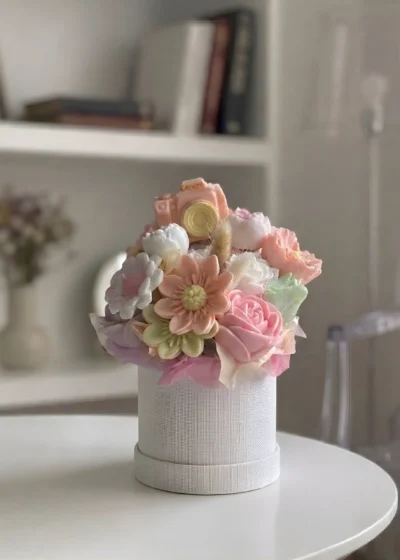 Lumeinas Pastel Floral Bouquet Candle – Retro Camera Wax Sculpture